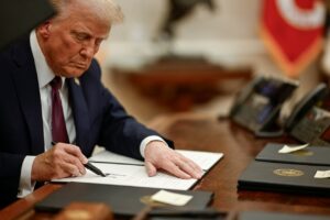 President_Donald_Trump_signing_executive_orders_04